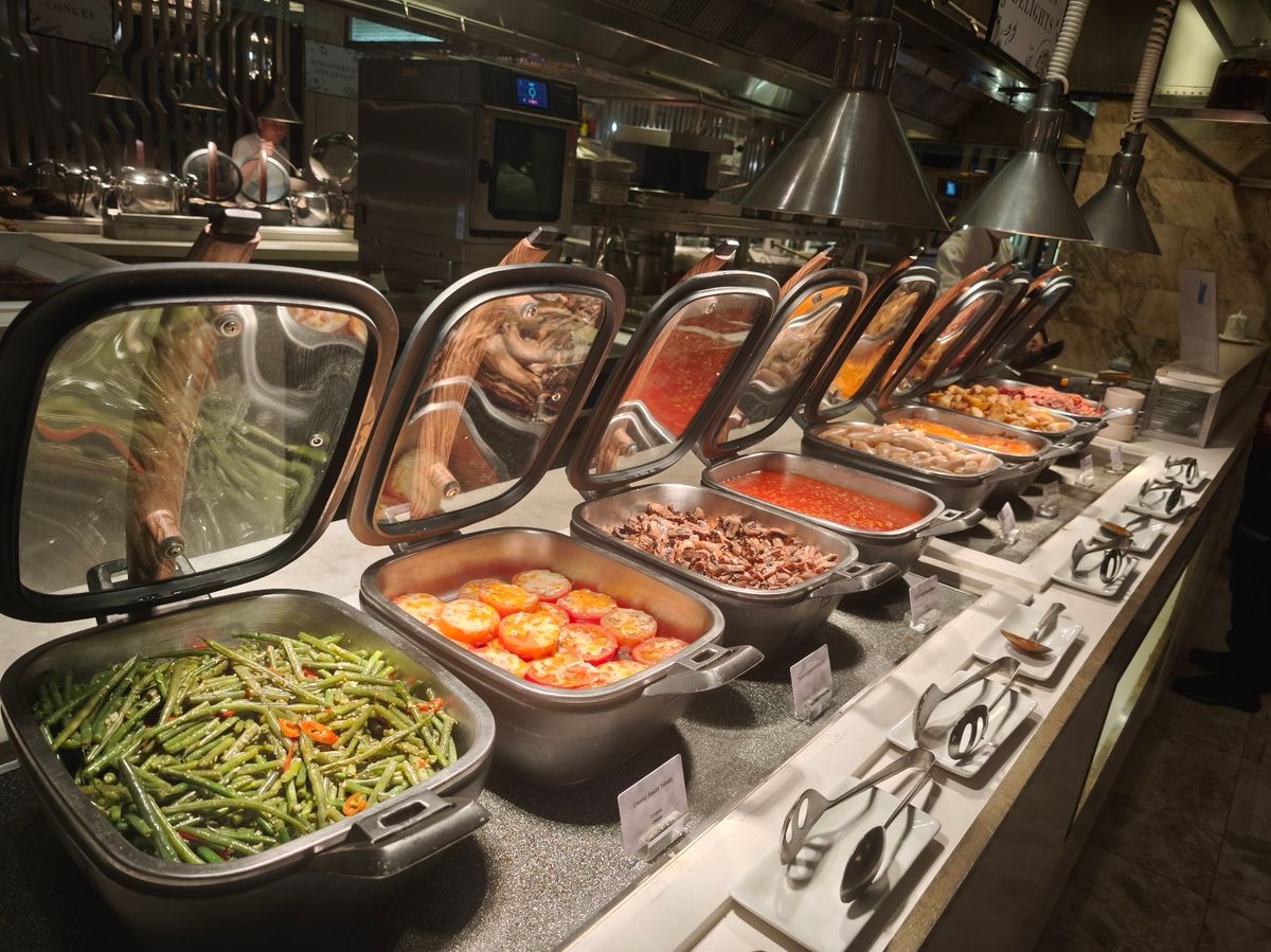 素敵なホテルに滞在していたので、朝食ビュッフェが最高でした。昼夜はフードコ...