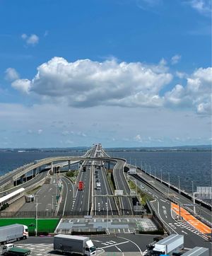 東京湾アクアラインの中間に位置する「海ほたる」😊
東京湾両岸、川崎方面から...