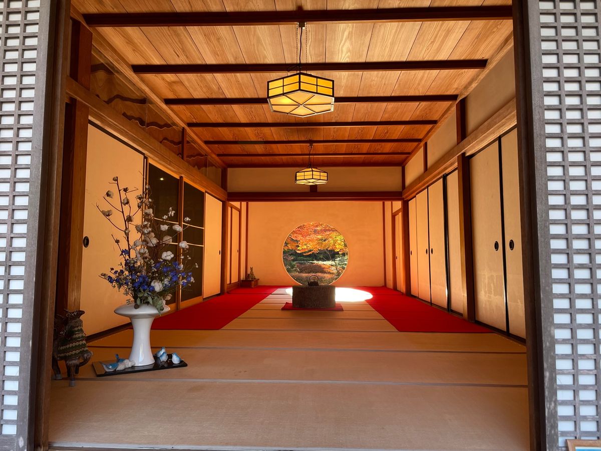 丸窓で有名な明月院。今は期間限定で裏庭も公開されていてここの紅葉が素晴らしい。