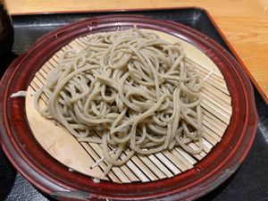 鎌倉宮近くの蕎麦屋でお昼ご飯。新蕎麦でした。十割蕎麦をいただきました。