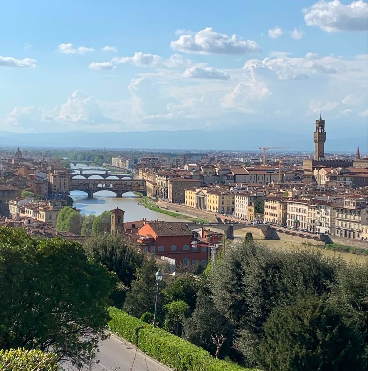 イタリア中部のフィレンツェのミケランジェロ広場です。😳

ここには、何とか...