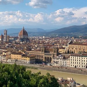 イタリア中部のフィレンツェのミケランジェロ広場です。😳

ここには、何とか...