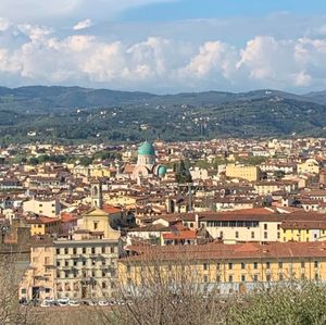 イタリア中部のフィレンツェのミケランジェロ広場です。😳

ここには、何とか...