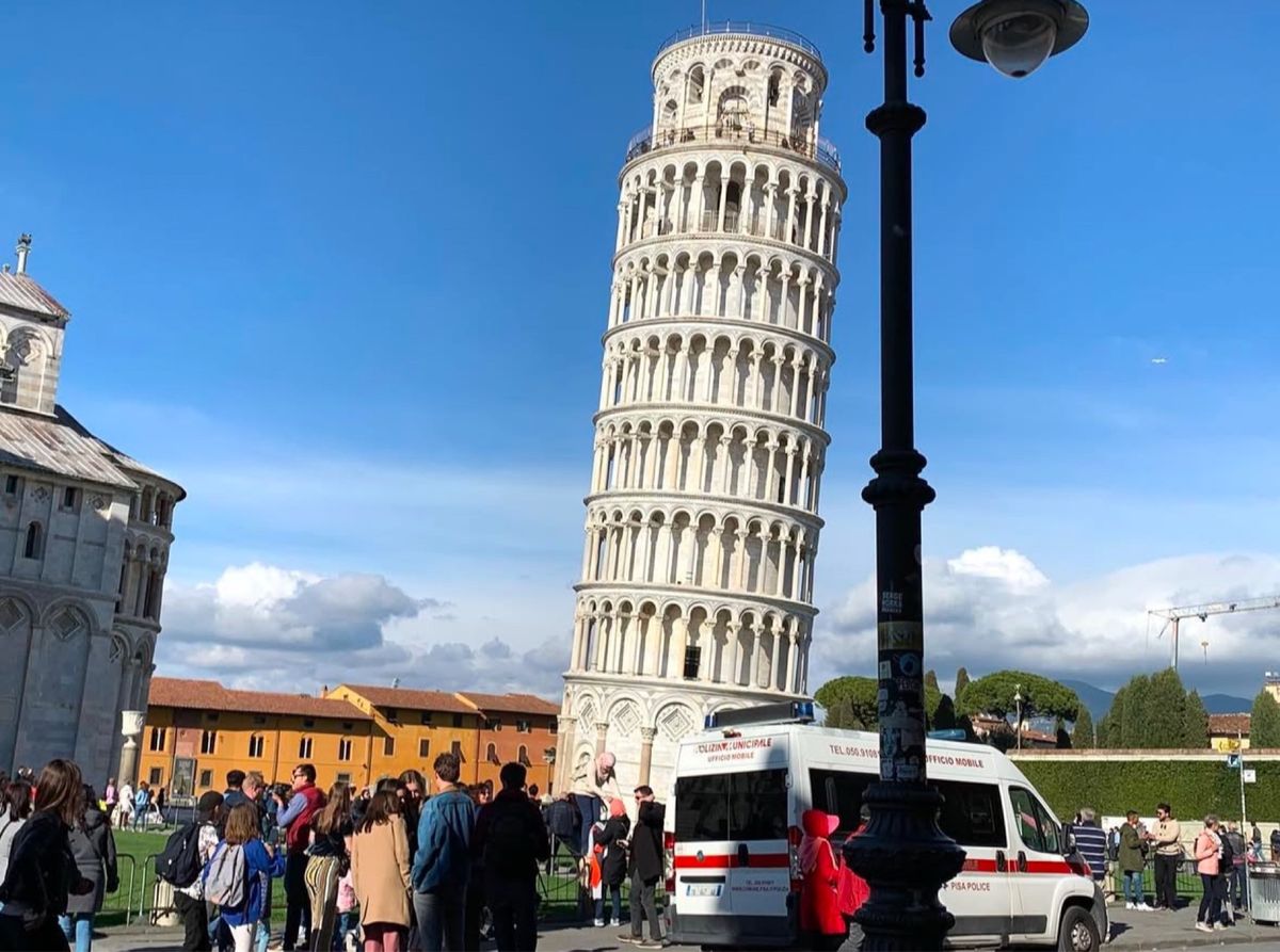 痛めた足で傾いたらせん階段を上りました、ピサの斜塔❣️

ピサ中央駅からバ...