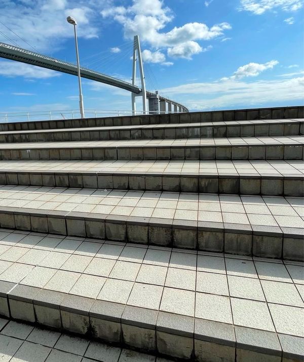 日本・富山県「車🚙で行く富山の旅」の写真：新湊大橋が良く見える開港記念碑緑地広場に...