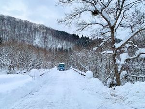 【乳頭温泉郷】
アルパこまくさから宿の送迎バスで雪の乳頭温泉郷を進んでいきます