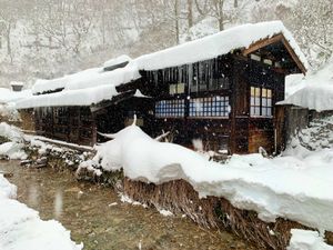 【鶴の湯】
もとは秋田藩主の湯治場だった、乳頭温泉郷の中で最も古い歴史を持...