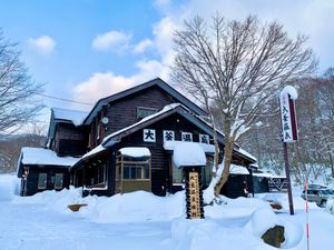 【大釜温泉】
木造校舎を移築した宿。
日帰り入浴客に対するスタッフの態度が...