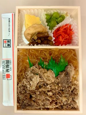 【秋田の駅弁】
こまちで食べる駅弁を秋田駅で購入
鶏めしと牛めし