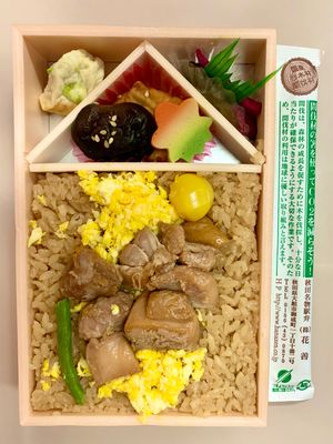 【秋田の駅弁】
こまちで食べる駅弁を秋田駅で購入
鶏めしと牛めし