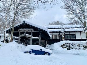 【鶴の湯別館山の宿】
ブナ、トチ、クリ等地元の雑木だけで建てられた曲がり屋...