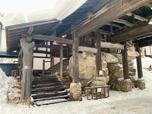 【鶴の湯別館山の宿】
ブナ、トチ、クリ等地元の雑木だけで建てられた曲がり屋...