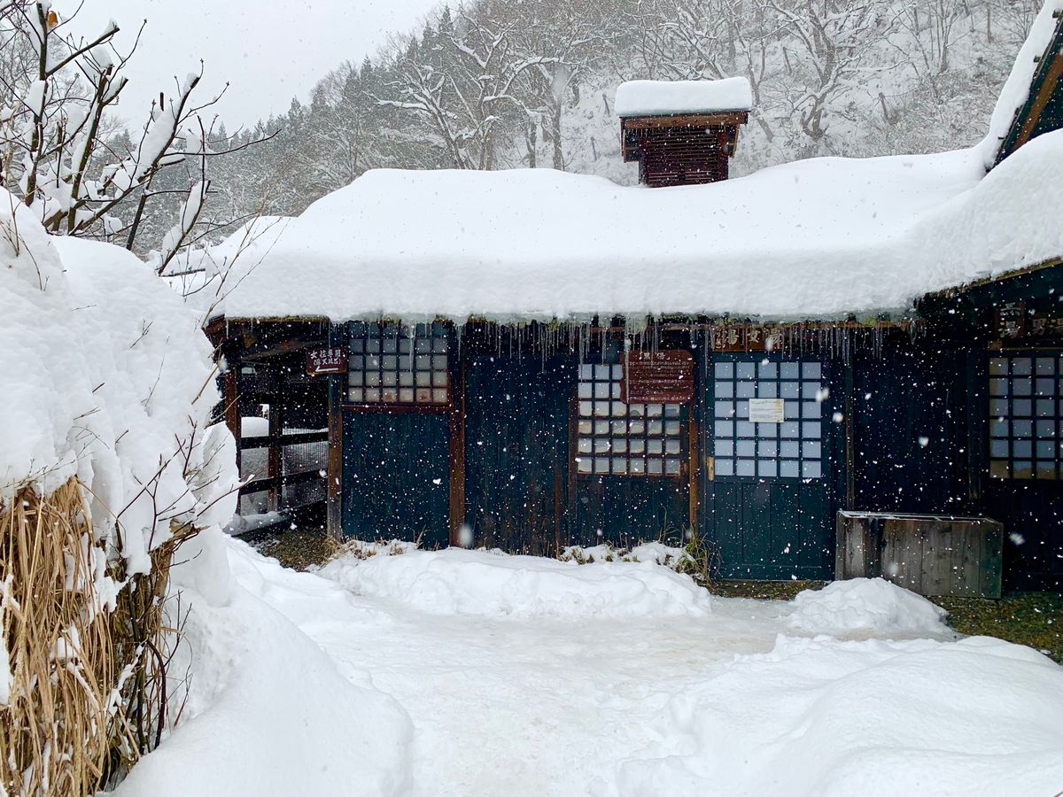 【鶴の湯】
もとは秋田藩主の湯治場だった、乳頭温泉郷の中で最も古い歴史を持...