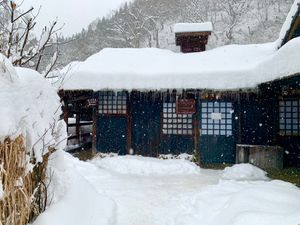 【鶴の湯】
もとは秋田藩主の湯治場だった、乳頭温泉郷の中で最も古い歴史を持...