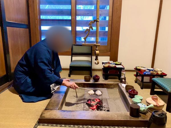 日本・乳頭温泉「🇯🇵【秋田】乳頭温泉郷湯めぐり」の写真：【鶴の湯別館山の宿】
朝食も囲炉裏を使っ...