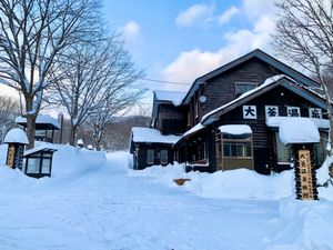 【大釜温泉】
木造校舎を移築した宿。
日帰り入浴客に対するスタッフの態度が...