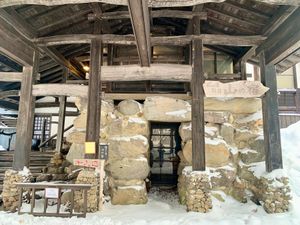 【鶴の湯別館山の宿】
ブナ、トチ、クリ等地元の雑木だけで建てられた曲がり屋...