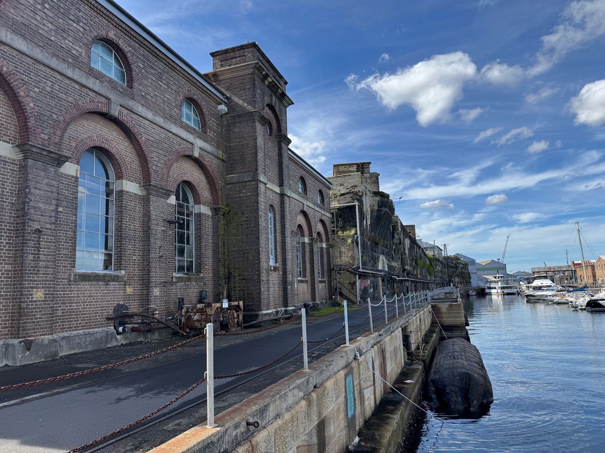 コッカトゥー島

サーキュラーキーからフェリーで行ける島。世界遺産に登録さ...