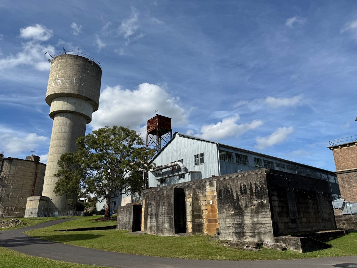 コッカトゥー島

サーキュラーキーからフェリーで行ける島。世界遺産に登録さ...