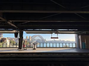 シドニー
●空港線サーキュラーキー駅のホームから見るハーバーブリッジ
●ハ...