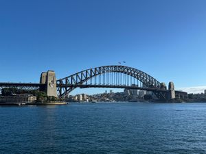 シドニー
●空港線サーキュラーキー駅のホームから見るハーバーブリッジ
●ハ...