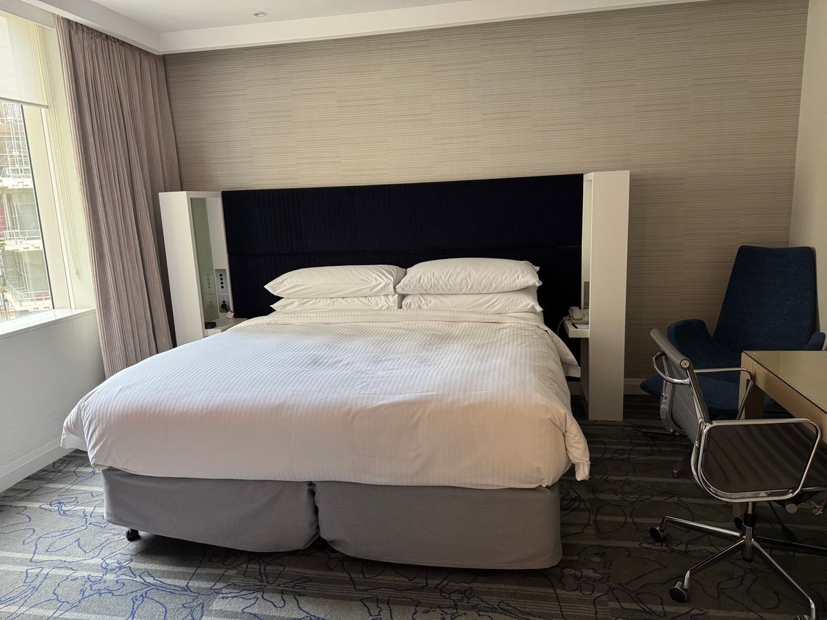 シドニー
●空港線サーキュラーキー駅のホームから見るハーバーブリッジ
●ハ...