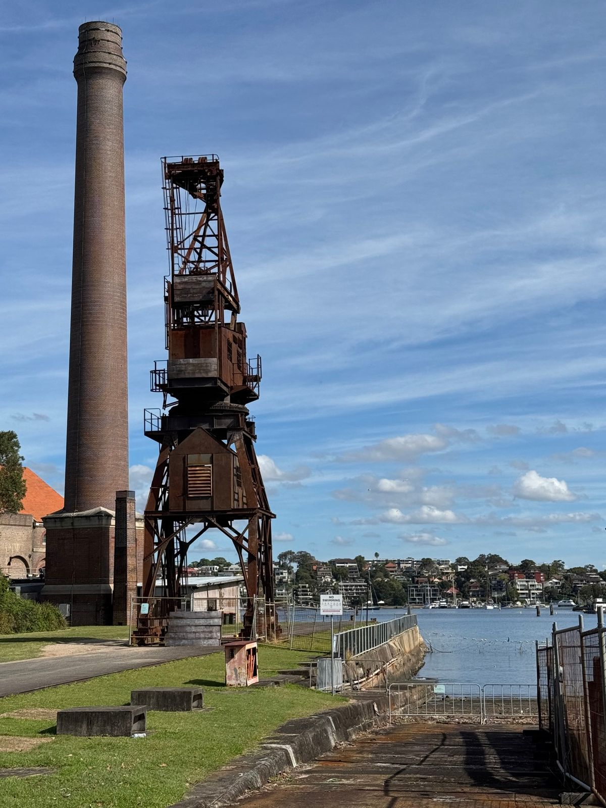 コッカトゥー島

サーキュラーキーからフェリーで行ける島。世界遺産に登録さ...
