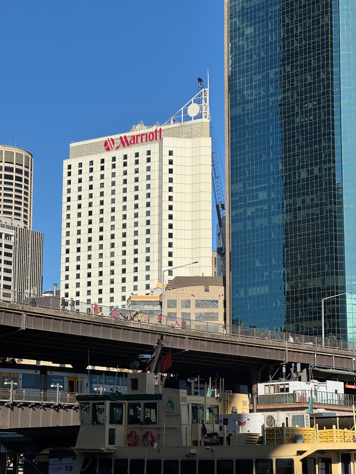 シドニー
●空港線サーキュラーキー駅のホームから見るハーバーブリッジ
●ハ...