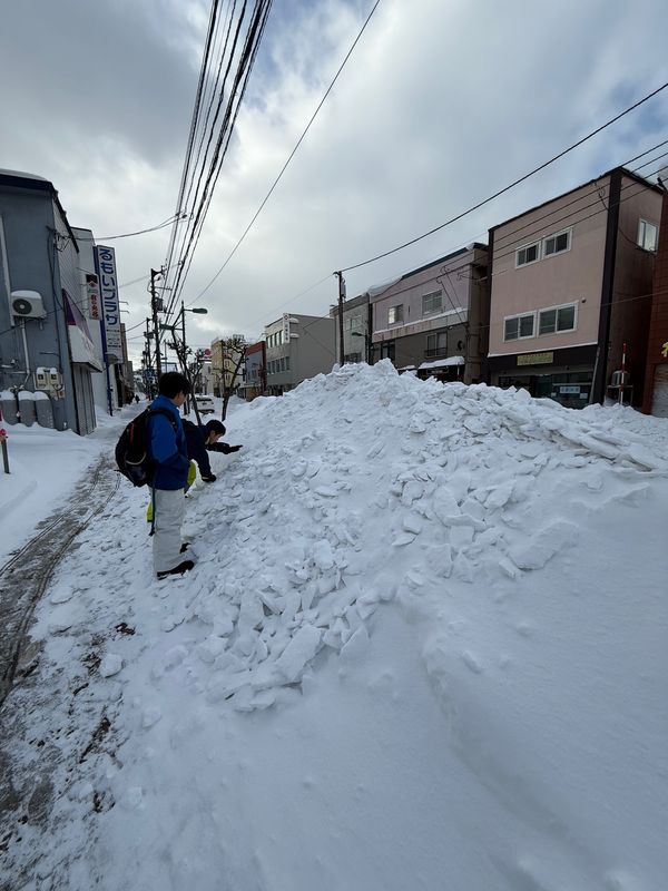 日本・北海道「留萌で冬キャンプ🥶」の写真：留萌に到着

道端に積もってる雪にも興奮...