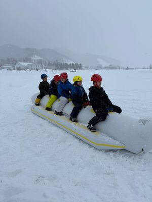 道の駅るもい裏の船場公園でバナナボートや雪遊びのイベントへ。

バナナボー...