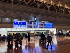 朝5時起き。本当は4時30分だったけど寝坊した。6時に羽田空港へ到着。まず...