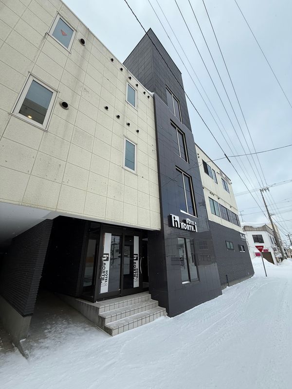 日本・北海道「留萌で冬キャンプ🥶」の写真：ホテルは「ノースアイ」へ

開運町のバス...