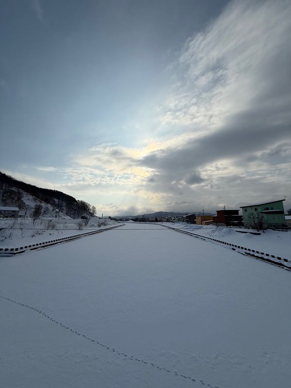 日本・北海道「留萌で冬キャンプ🥶」の写真：留萌川とアザラシ

翌朝、旧留萌港東突堤...