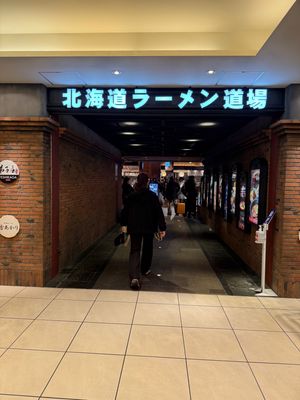 らーめん空

新千歳空港のラーメン道場で札幌ラーメンを食べるのがこの旅行の...