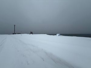 イベントまで時間があったので黄金岬へ。雪道を走る。秋田の乳頭温泉以来の雪道...