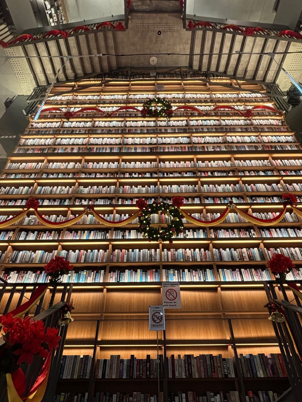 ノリタケの森の隣にあるイオンの中のTSUTAYAに映えスポットがありました！