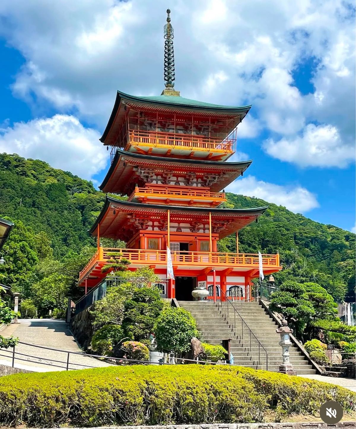 遂に見ました❣️
那智山青岸渡寺の三重の塔と那智の滝のコラボ❣️

和歌山...