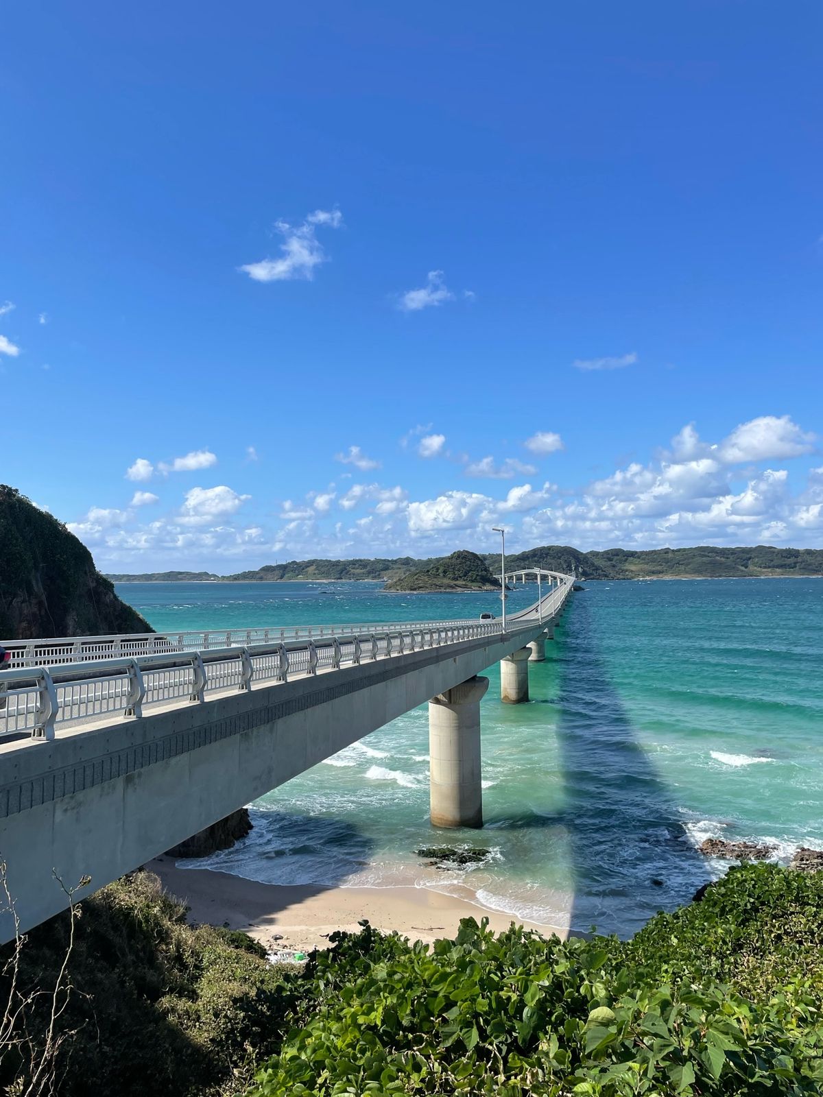 橋の両側がエメラルドグリーンの海❣️
遂に見ました角島大橋❣️

エメラル...