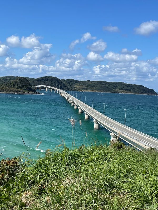 日本・山口県「飛行機✈️とレンタカー🚙で行く山口の旅」の写真：橋の両側がエメラルドグリーンの海❣️
遂...