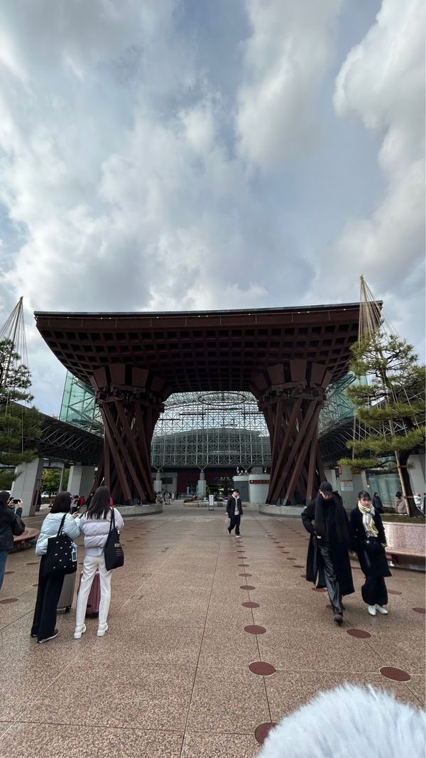 日本・石川県「2024ラスト旅」の写真：鼓門でいったん写真をとって、戻ってもりも...