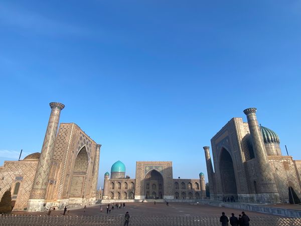 ウズベキスタン・Tashkent「年末年始旅行 ウズベキスタン」の写真：サマルカンドにて。
レギスタン広場は想像...