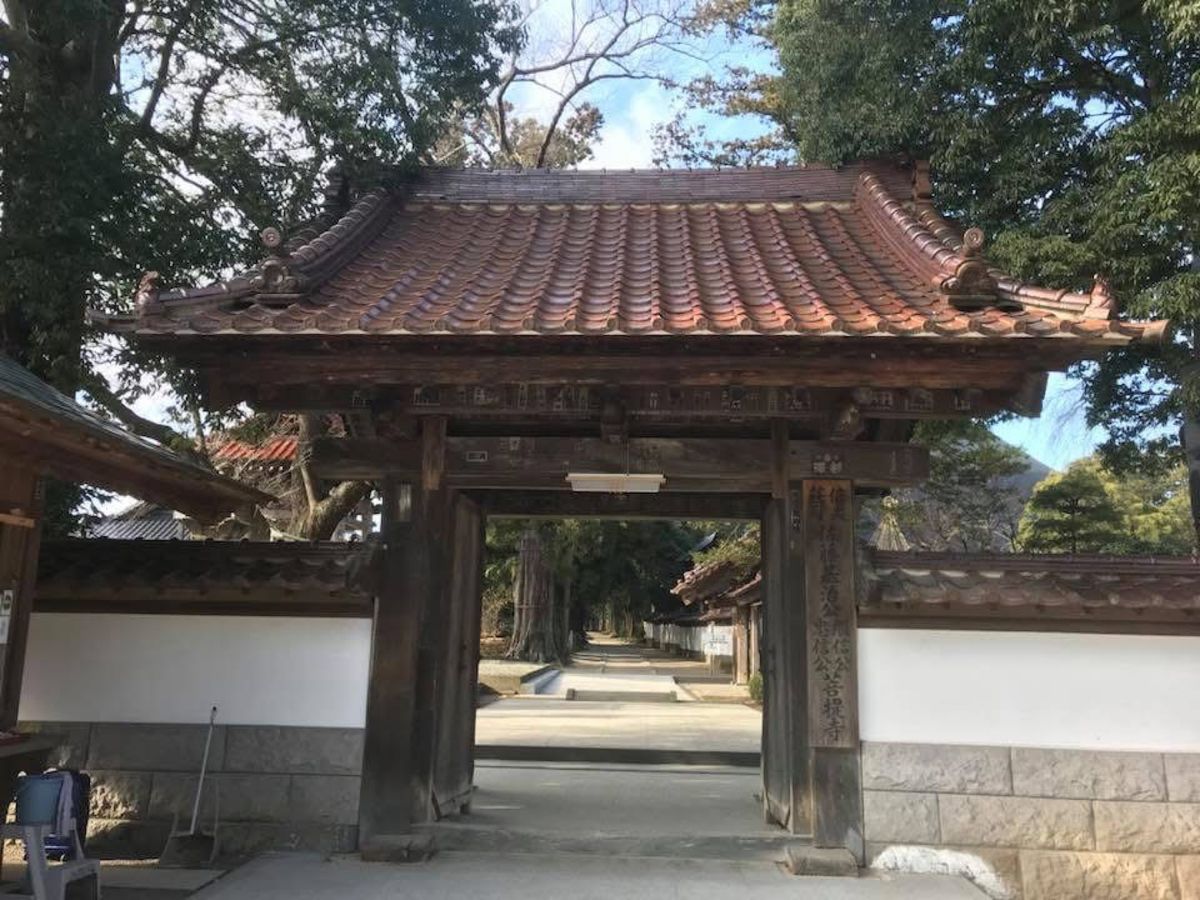 医王寺を管理しているおじいさんからりんご🍎をいただきました😊