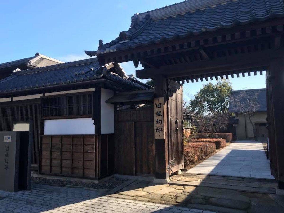 ホテル近くの旧堀切邸