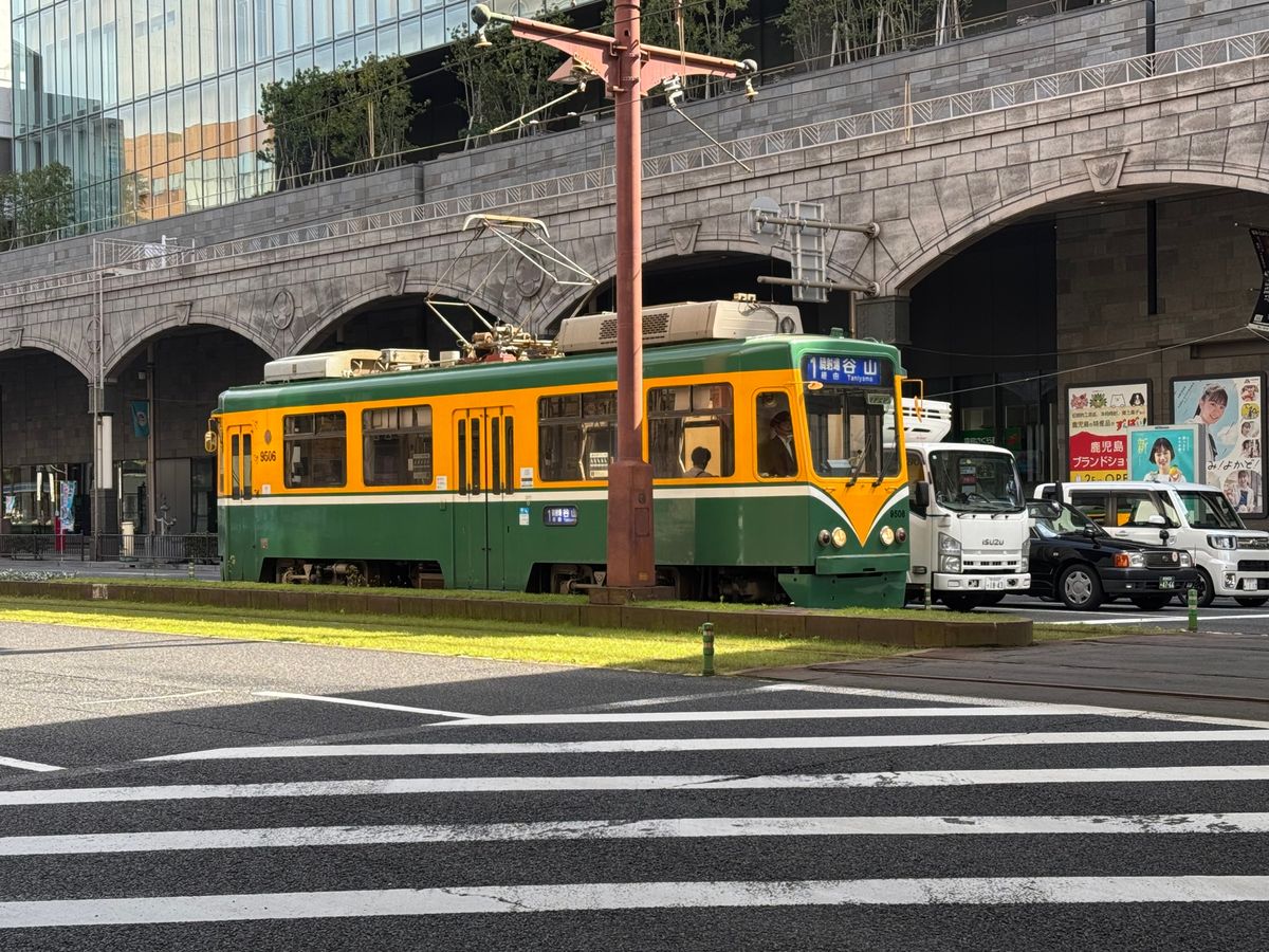 鹿児島市
●喫茶店「紙風船」のカフェラテ
●西郷隆盛像
●路面電車
●大久...