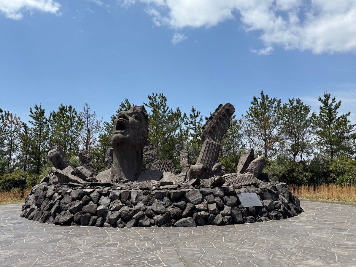 鹿児島県桜島
●フェリーから見た桜島
●桜島のたぬき岩
●叫びの肖像
●桜...