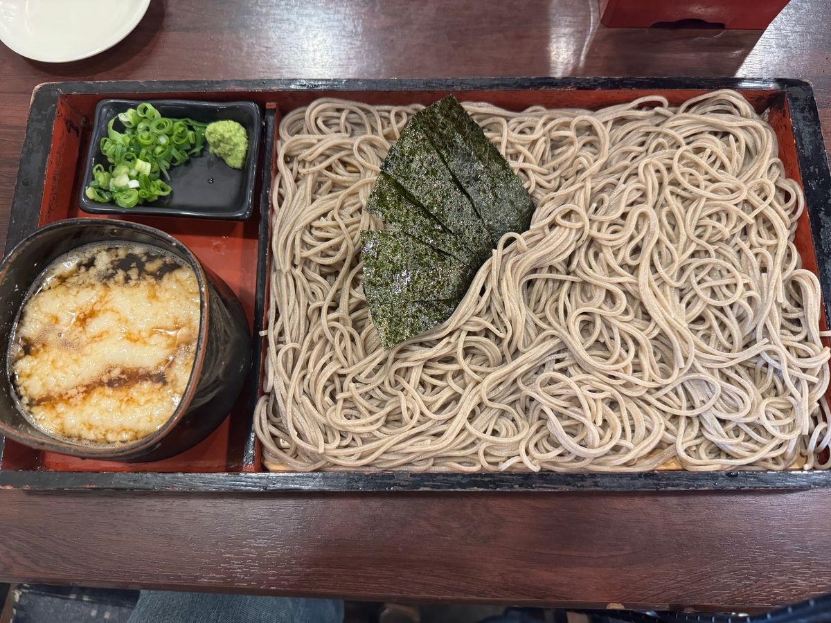 霧島市　鹿児島市
●吹上庵の板そば
●吹上庵の海老の天ぷらとさつま揚げ
●...