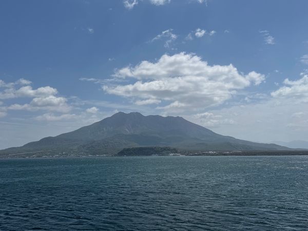 日本・鹿児島県「鹿児島　霧島と桜島を巡る旅」の写真：鹿児島県桜島
●フェリーから見た桜島
●...