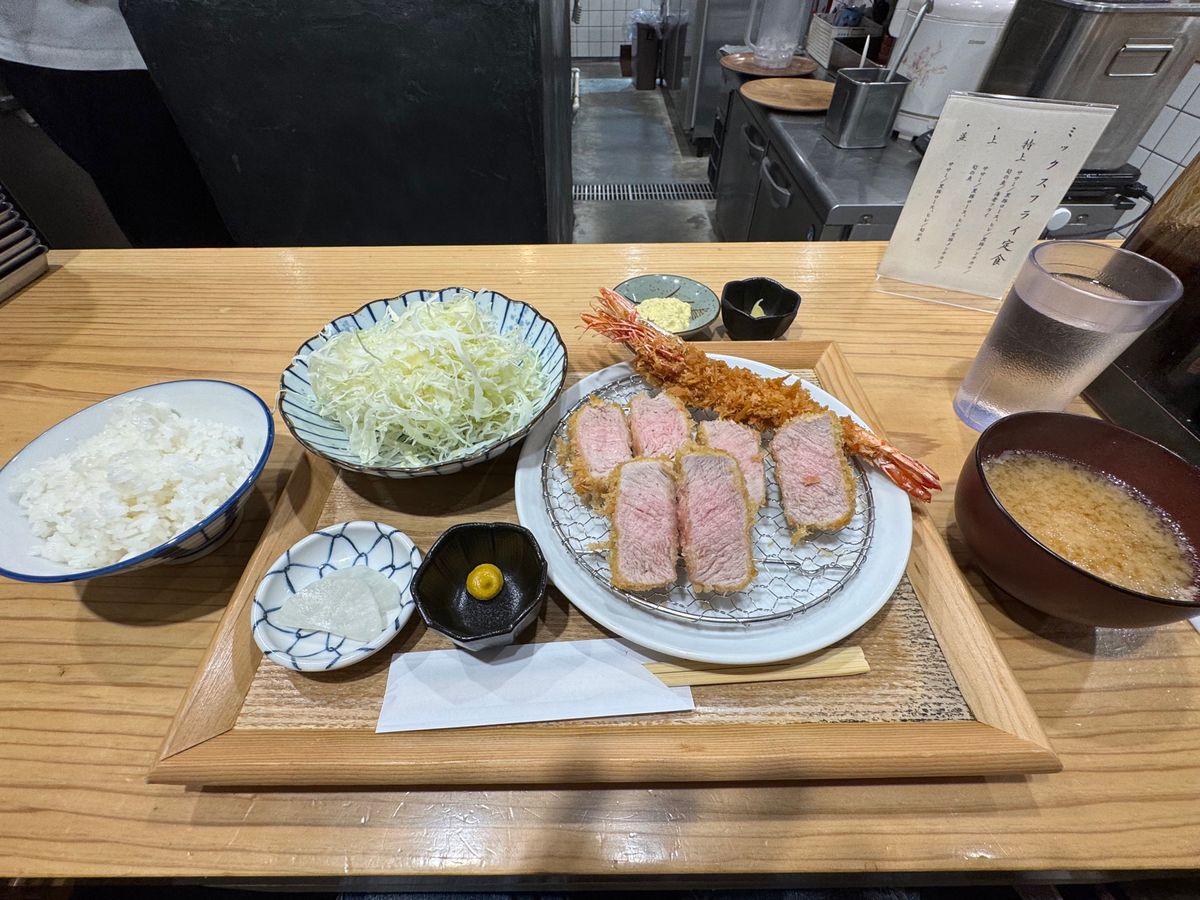 鹿児島市
●とんかつ黒田
●とんかつ黒田のヒレカツ定食とエビフライのトッピ...