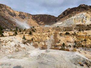 午後は湯布院温泉から車で15分くらいのところにある塚原温泉の火口を見学。