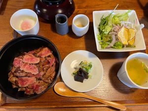 湯布院温泉でのランチは喧騒を逃れて、亀の井別荘のレストラン、湯ノ岳庵でいた...